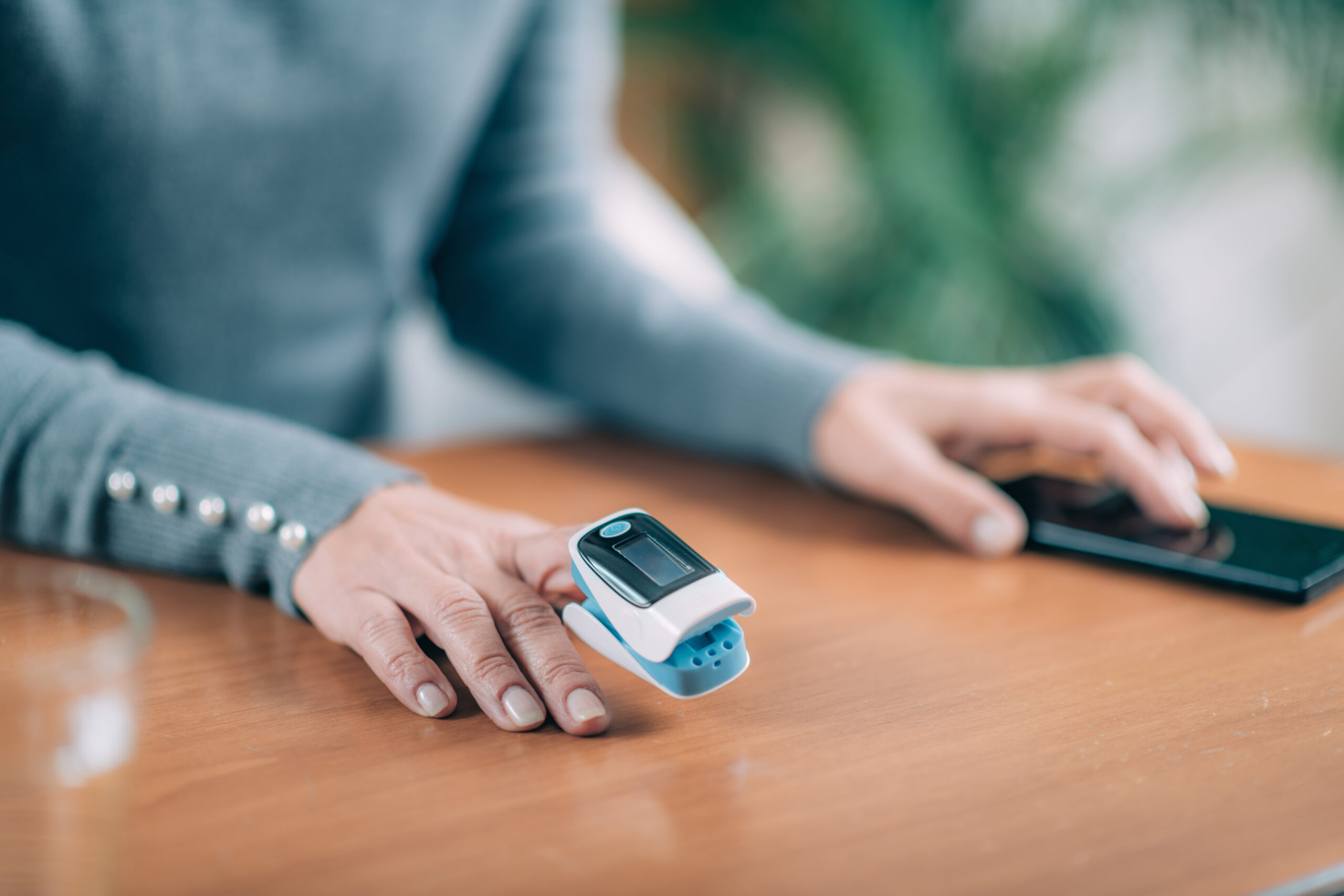 A pulse oximeter that quickly detects the aggravation of corona