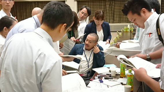 The author is bombarded with questions by reporters after a meeting of experts at the Ministry of Health, Labor and Welfare to consider work style reform for doctors.